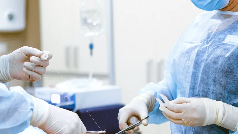 Chirurgul s-a lăudat într-o carte cu „realizările” sale. FOTO: Pexels.com