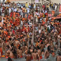 Zeci de mii de hinduși se îngrămădesc să se spele de păcate în Gange/FOTO: Digi24