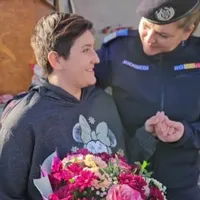 O tânără bolnavă grav a avut parte de o surpriză deosebită din partea jandarmilor chiar de ziua ei - Foto: Captură video