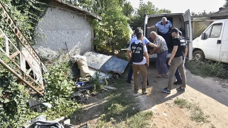 Polițiștii care păzesc casa presupusului criminal din Caracal sunt supărați că localnicii îi insultă Foto: Inquam