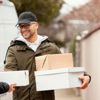 Firmat de curierat UPS concediază 20.000 de angajți. În România oferă salarii de 6.800 de lei - Foto: Freepik (Imagine cu rol ilustrativ)