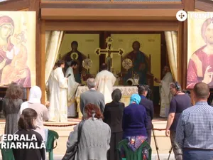 Slujba de duminică, 21 iunie, a fost ținută tot afară la Patriarhia Română Foto: captură Trinitas