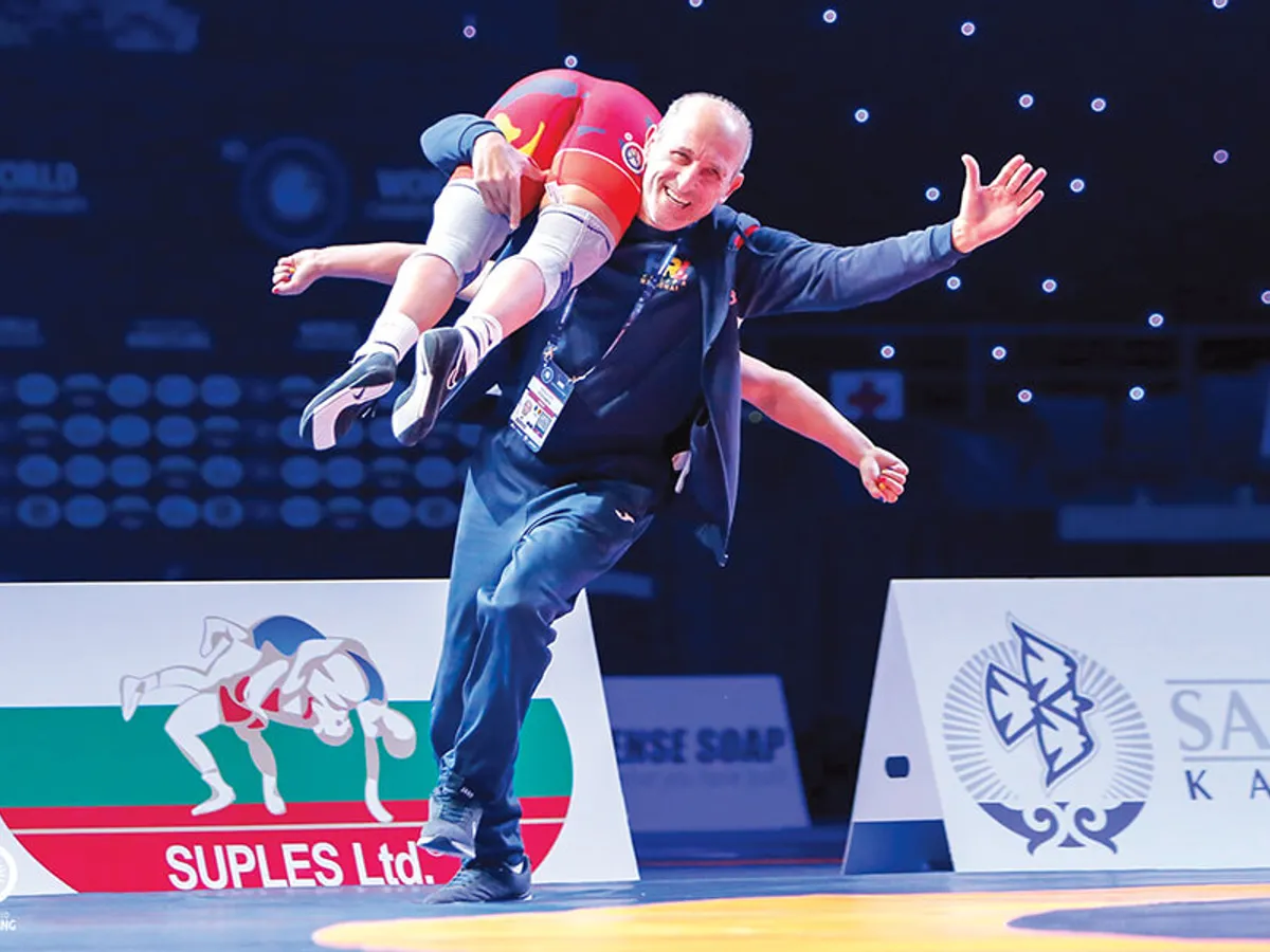 Antrenorul Nikolay Stoyanov și bucuria victoriei (sus). Semifinala Campionatului Mondial din 2019