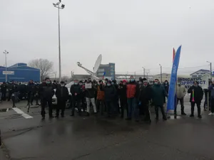 Sute de sindicaliști de la Alro Slatina au protestat cerând „stoparea mafiei din energie". / Foto: agerpres.ro