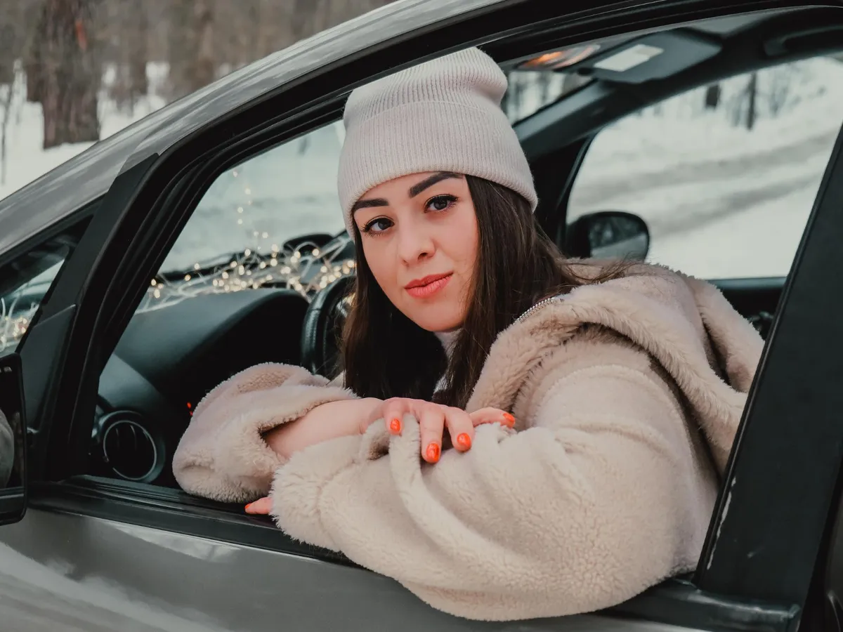 Femeie în mașină - Foto: Freepik