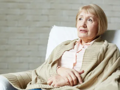 Pensionar aflat la pensie în casă - Foto: Freepik