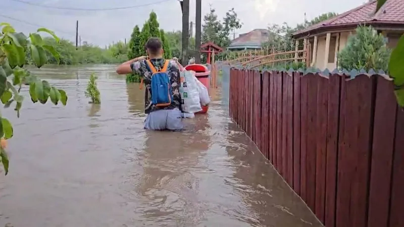 Urgie meteo, în România! Viiturile au ucis 2 oameni. 19 localităţi din 8 judeţe, afectate - Foto: Facebook/Meteoplus