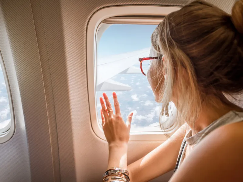 Motivul pentru care o tânără a fost felicitată că NU a cedat locul de la geam din avion unui copil - Foto: Freepik (imagine cu rol ilustrativ)