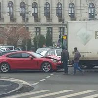 Neatenția costă! Un șofer și-a făcut Porsche-ul mai „aerodinamic”. L-a înfipt sub un camion - Foto: Facebook/Info Trafic Bucuresti si Ilfov
