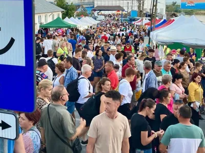 Sute de oameni au mers în Deltă la un festival de borș care nu are loc. Cum au fost păcăliți turiștii de inteligența artificială