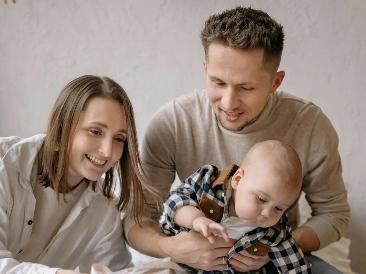 Familie fericită cu copil mic, în interior - Foto: Pexels/Jan Krukau