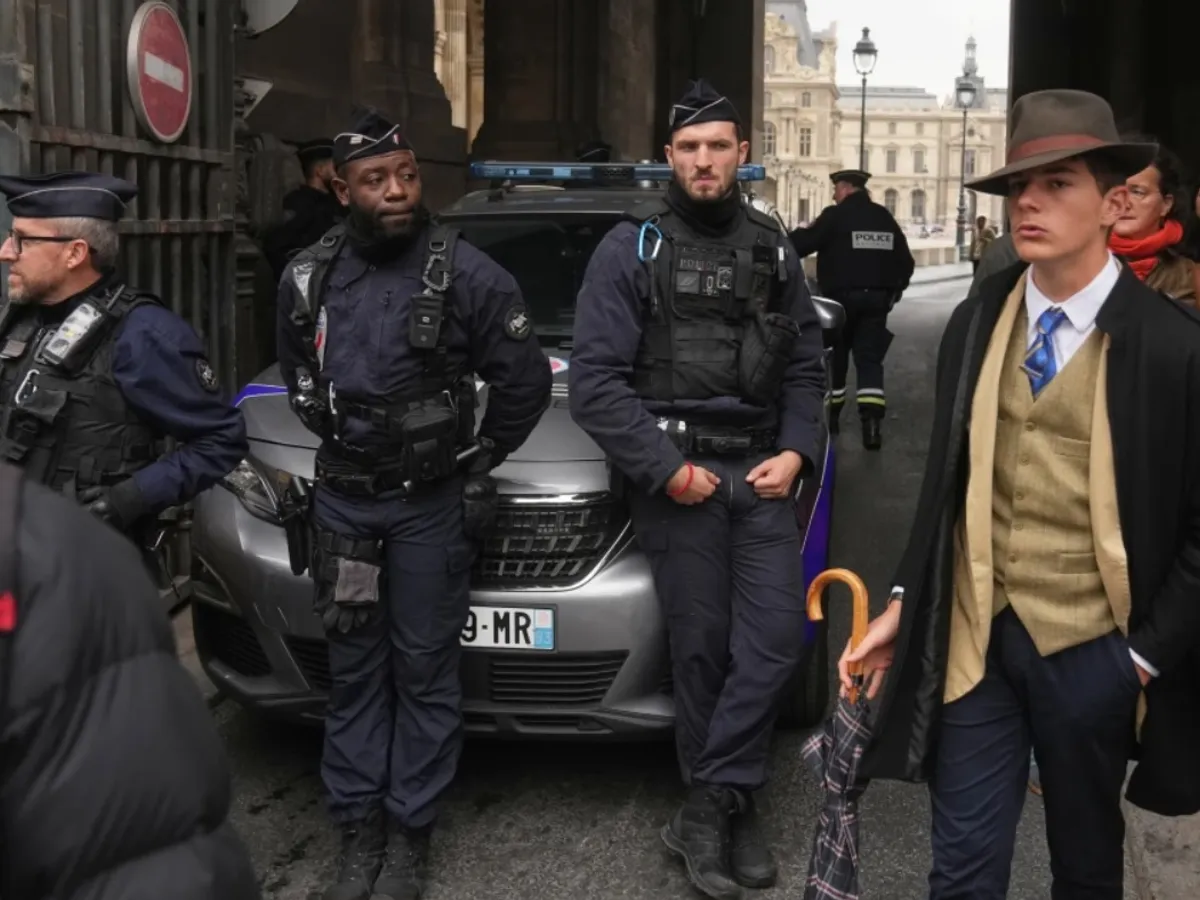 S-a aflat cine e tânărul misterios din fotografia care a ajuns virală, după jaful de la Luvru