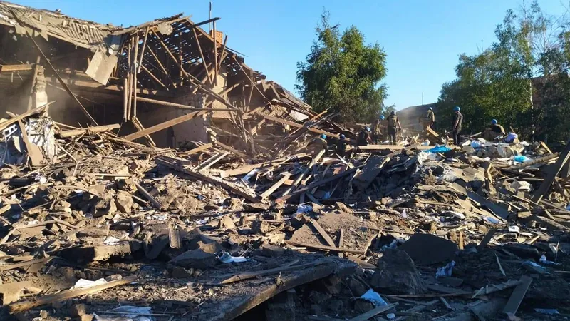 VIDEO Șase persoane au murit în urma unui bombardament rusesc în estul Ucrainei/FOTO: Twitter/@SESU_UA