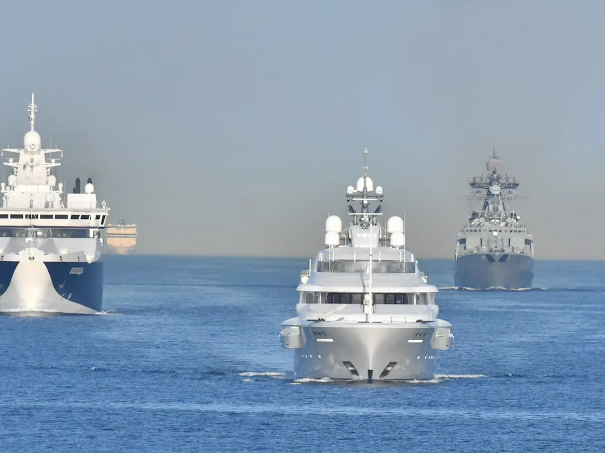 Iahtul lui Putin de 100.000.000 €, escortat de distrugătorul Severomorsk în Marea Baltică. Are plase antidronă