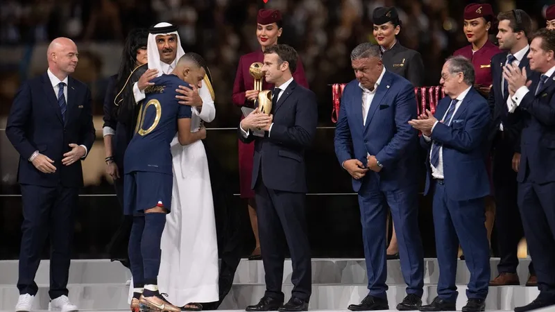 Adriana, românca aleasă să țină trofeul pentru Messi Foto: profimediaimages.ro