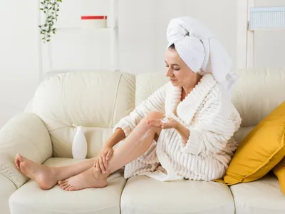 Femeie care își îngrijește picoarele - Foto: Freepik (Imagine cu rol ilustrativ)