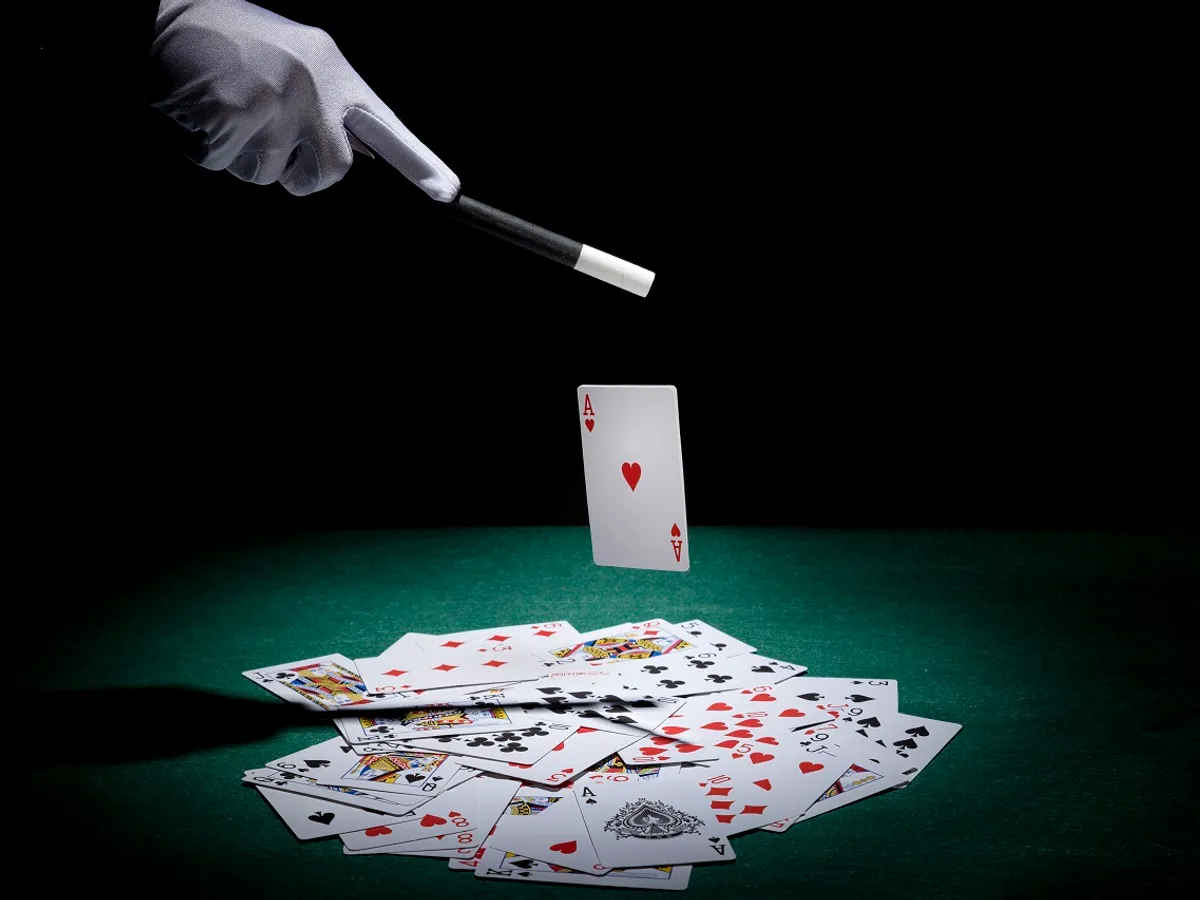 Magician cu carti de joc