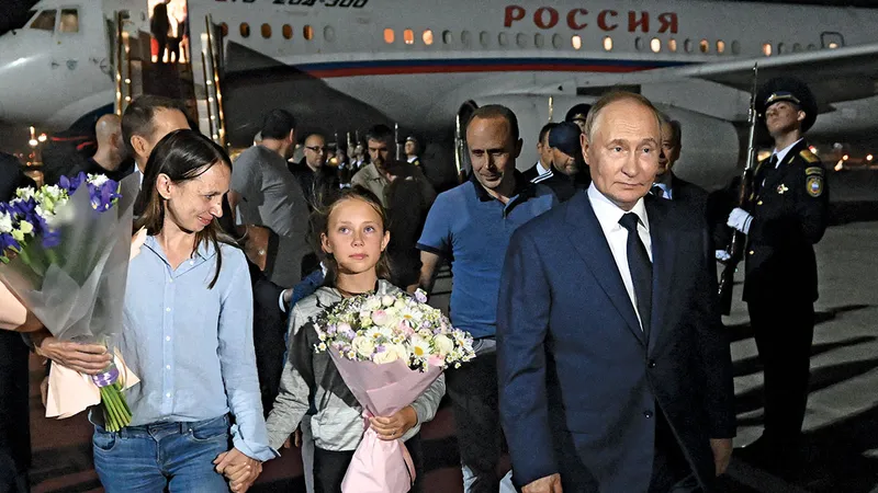 PRIMIREA EROILOR Dultseva cu fiica sa și Putin la Aeroportul Internațional Vnukovo pe 1 august 2024, după un schimb de prizonieri