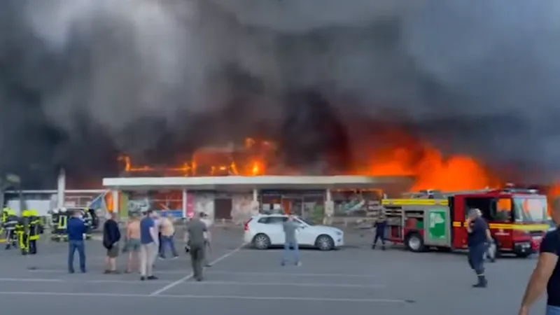 Cel puțin 16 morți și peste 59 de răniți în atacul rusesc asupra centrului comercial din Kremenciuk/FOTO: Captura video