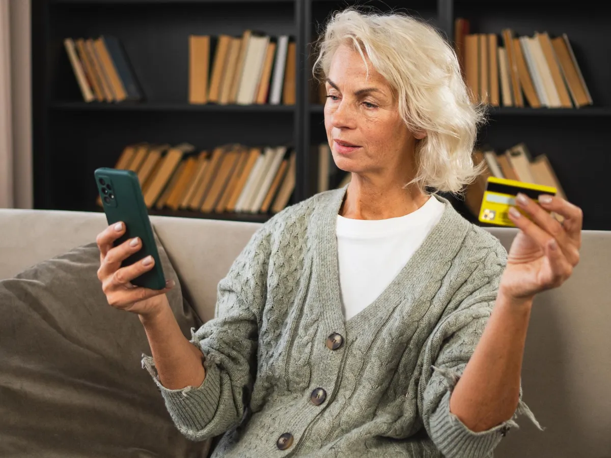 În ce ordine intră joi pensia pe card în funcție de banca unde ai contul? Care pensionari pot lua mai puțin?