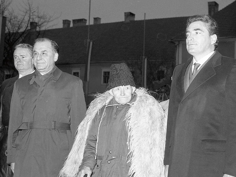 Virgil Măgureanu, directorul SRI, Ion Iliescu, președintele României și Petre Roman, la Alba Iulia, unde sărbătoreau pentru prima data  Ziua Națională a României,  la 1 decembrie 1990 - Foto: Agerpres