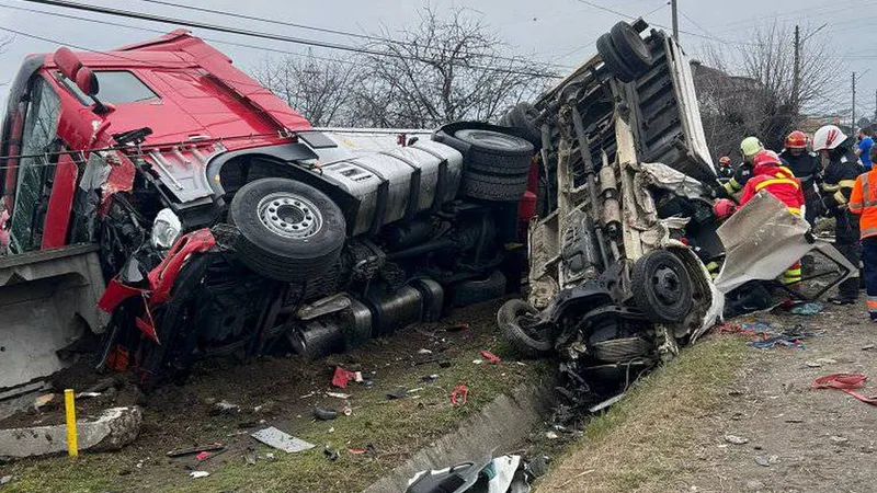 O cisternă cu sodă caustică răsturnată peste un gard, o utilitară în șanț. / Foto: Vocea Vâlcii