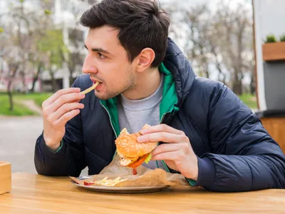 Cum să scapi de mâncatul în exces. Un truc de 10 secunde îți reduce instant pofta de mâncare - Foto: Freepik (Imagine cu rol ilustrativ)