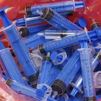 Seringi expirate la un centru de vaccinare din Arad/Foto: deseuri.com