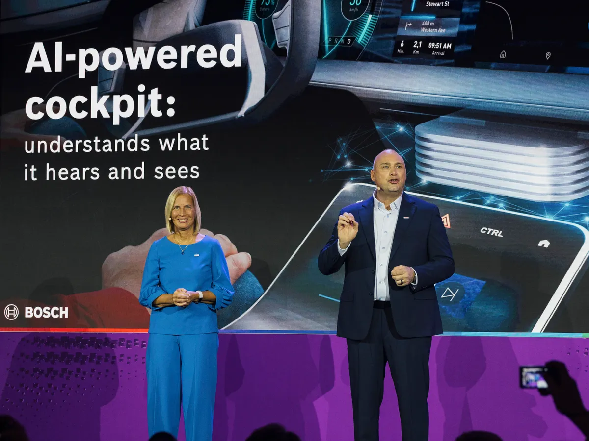 Cockpit auto Bosch - Foto: Profimedia Images