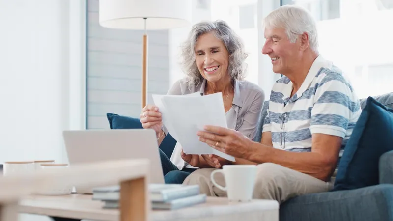 Pensionari cu documente Foto: Freepik (rol ilustrativ)