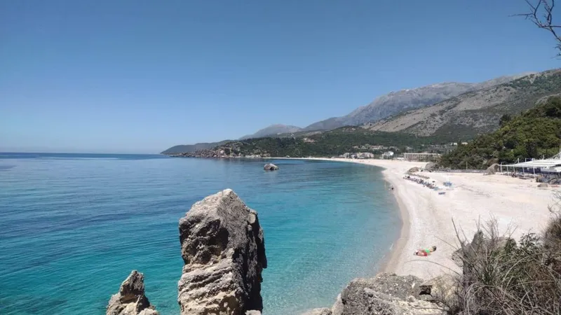Himara este o stațiune micuță și liniștită, aflată în apropierea unor plaje extrem de apreciate, precum Filikuri, Llamani și Livadhi. / Foto: sandaltanman.com
