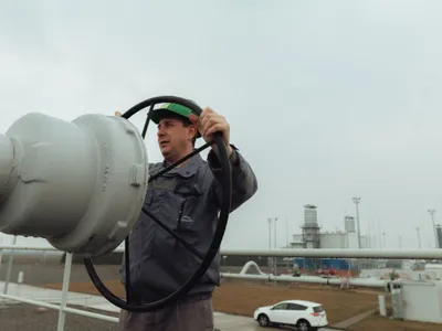 Velke Kapusany, Slovacia - Un muncitor îndeplinește sarcinile zilnice la o staţie de gaze Eustream -  Foto: Profimedia Images