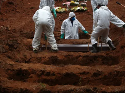 Brazilia a depăşit pentru prima dată 2.000 de decese asociate COVID în 24 de ore. / Foto: theguardian.com