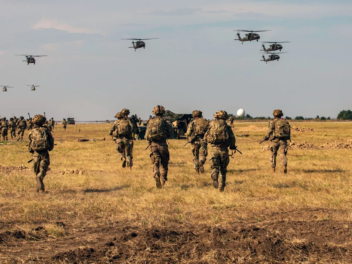 Soldați SUA și elicoptere UH-60 Black Hawk și CH-47 Chinook la baza Mihail Kogălniceanu - Foto: Profimedia Images