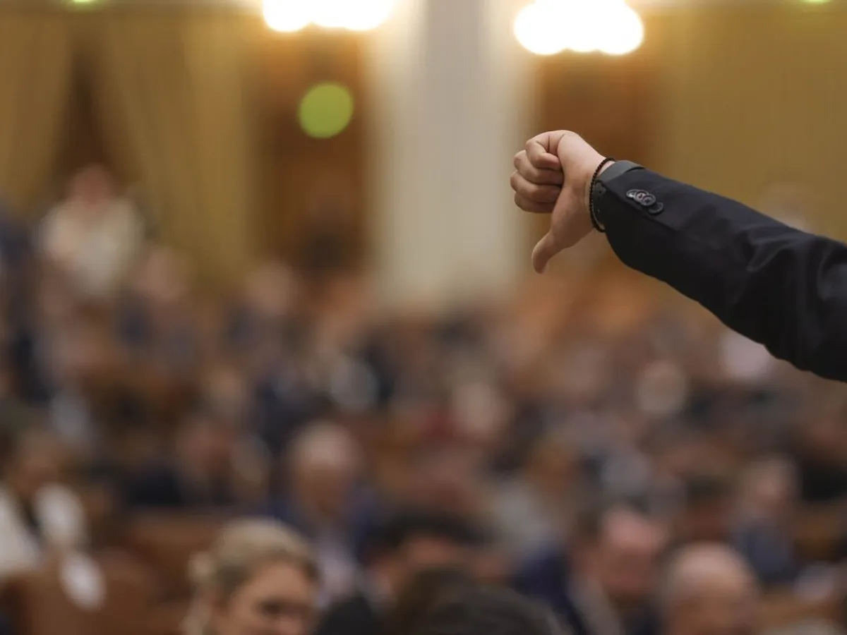 Indicaţie de vot, la un plen reunit al Parlkamentului României - Foto: INQUAM PHOTOS/Octav Ganea