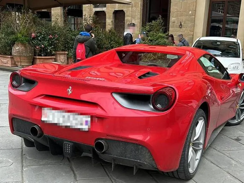 Un american de 43 de ani cu un Ferrari Spider a circulat pe contrasens pe Via dei Gondi și a parcat într-o zonă pietonală din centrul Florenței. - Foto: corriere.it