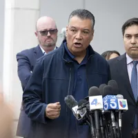 Senator Alex Padilla, dând declaraţii, după evenimentul de la conferinţa de presă a lui Kriisti Noem - Foto: Profimedia Images