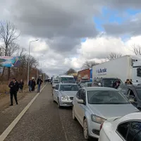Coloana de maşini cu refugiaţi ucraineni se întinde pe 15 kilometri în vama Siret / adevarul.ro