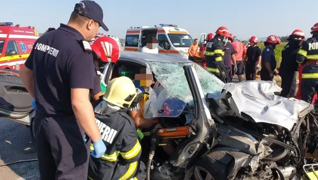 Accident cu o mașină cu volan pe dreapta. 7 persoane decedate pe E85, lângă Bacău. Foto ISU Bacău