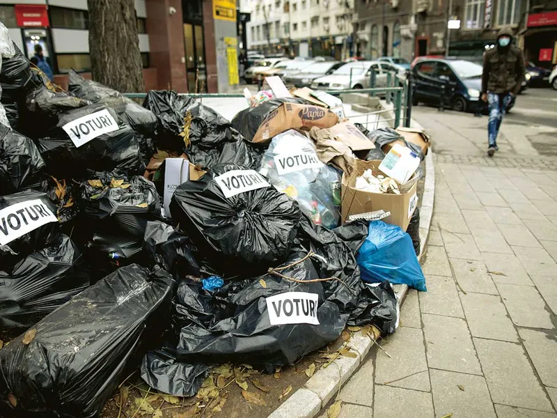 SACI  Gunoaie din București lăsate  pe domeniul public - Foto: INQUAM PHOTOS/ Octav Ganea