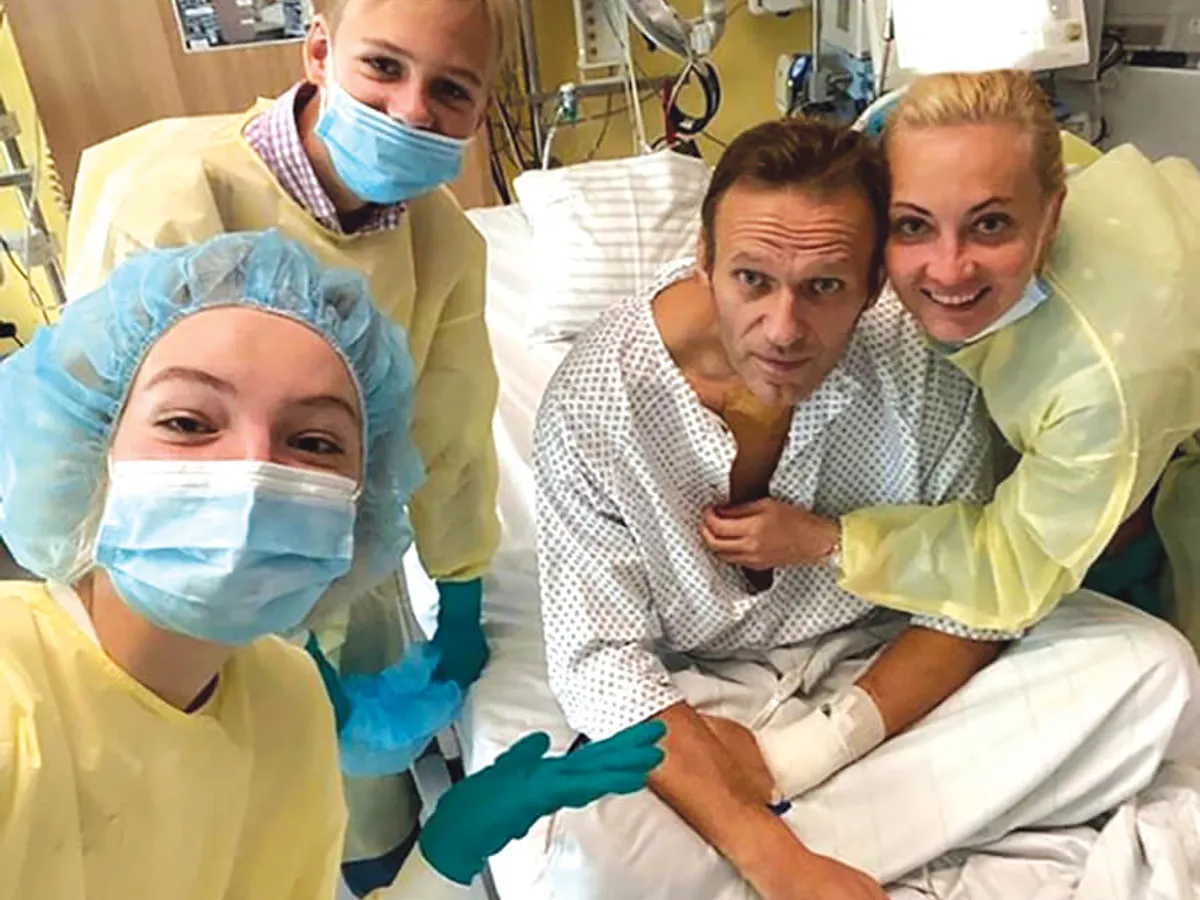 La mijlocul lui septembrie, Alexei Navalnîi (foto sus) a ieșit din comă și a postat pe Instagram o imagine din spital - Foto: Getty Images