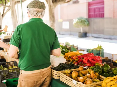 Lovitură pentru pensionarii care iau CARDURI de ALIMENTE. Au tăiat din produse și gramaj Foto: Freepik (fotografie cu caracter ilustrativ)