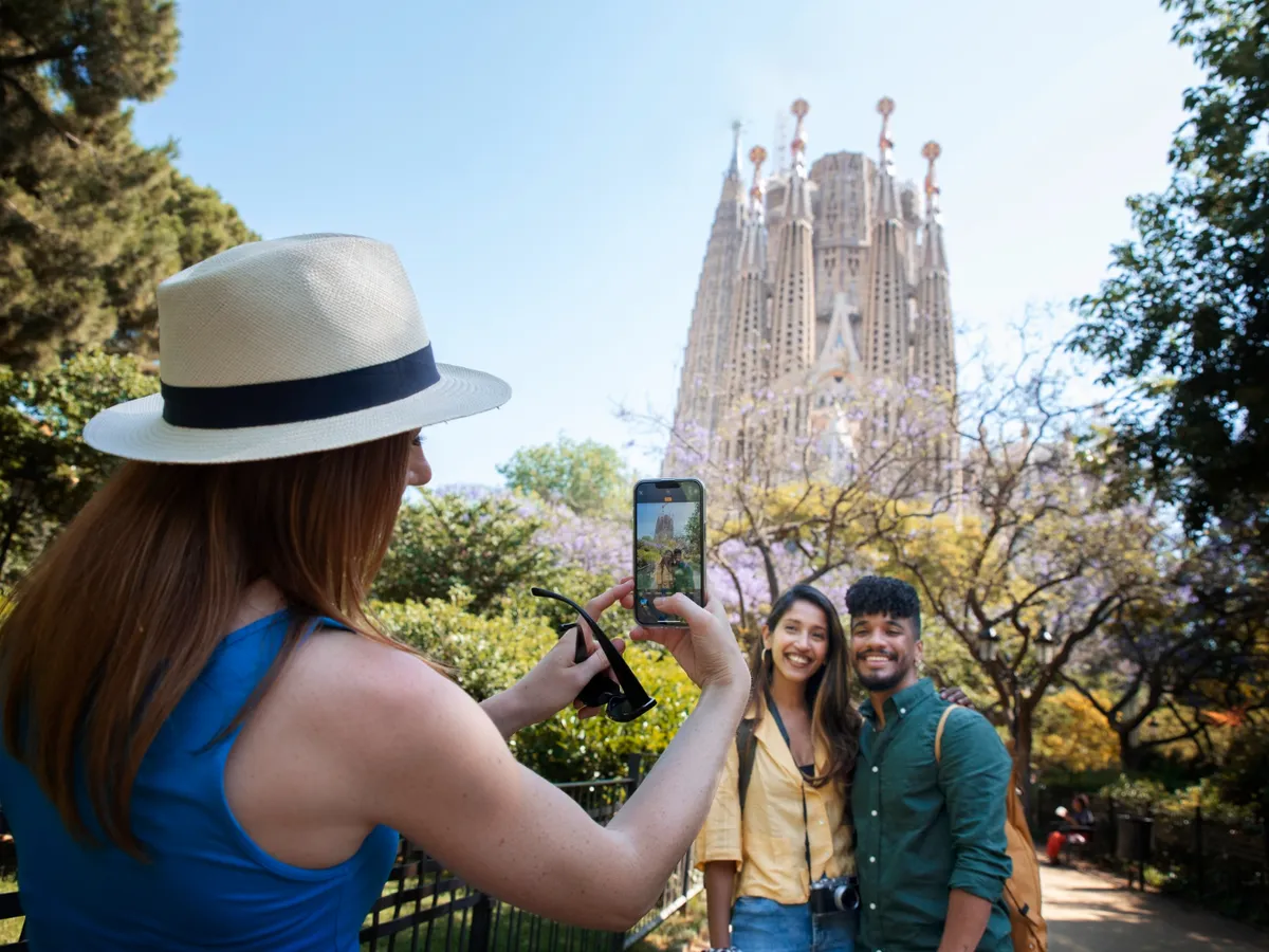 Turiștii care vizitează Barcelona ar putea fi taxați cu până la 15 euro pe noapte. Care este motivul?