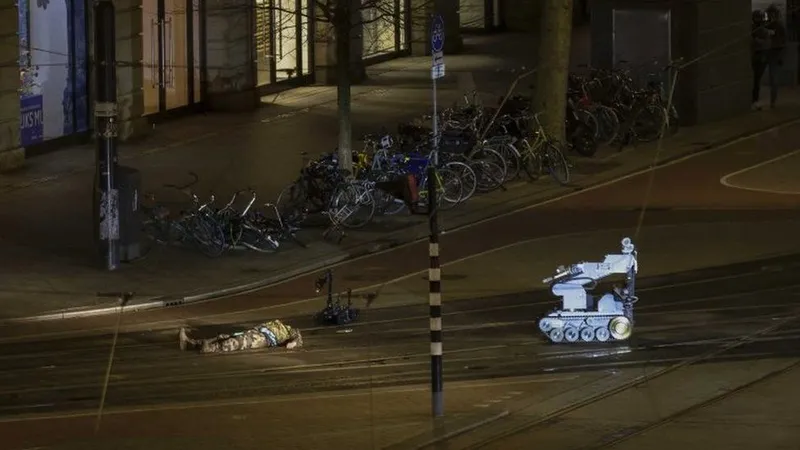 Luare de ostatici în magazinul Apple din Amsterdam. Atacatorul a fost imobilizat/FOTO: bbc.com