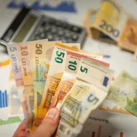 Evantai de bancnote euro - Foto: Pexels/Jakub Zerdzicki