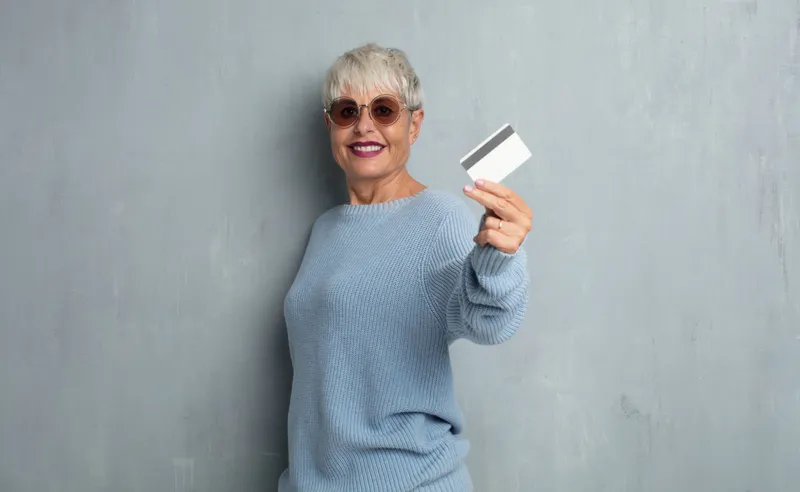 Pensionar așteaptă pensia pe card - Foto: Freepik