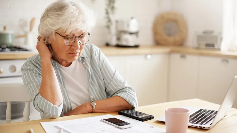 Pensionar, îngrijorat de pensie - Foto: Freepik