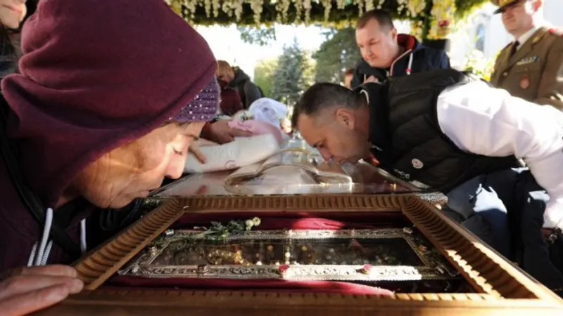 Pelerinajul începe mâine. Racla Sfintei Parascheva poate fi sărutată/FOTO: ziaruldeiasi.ro