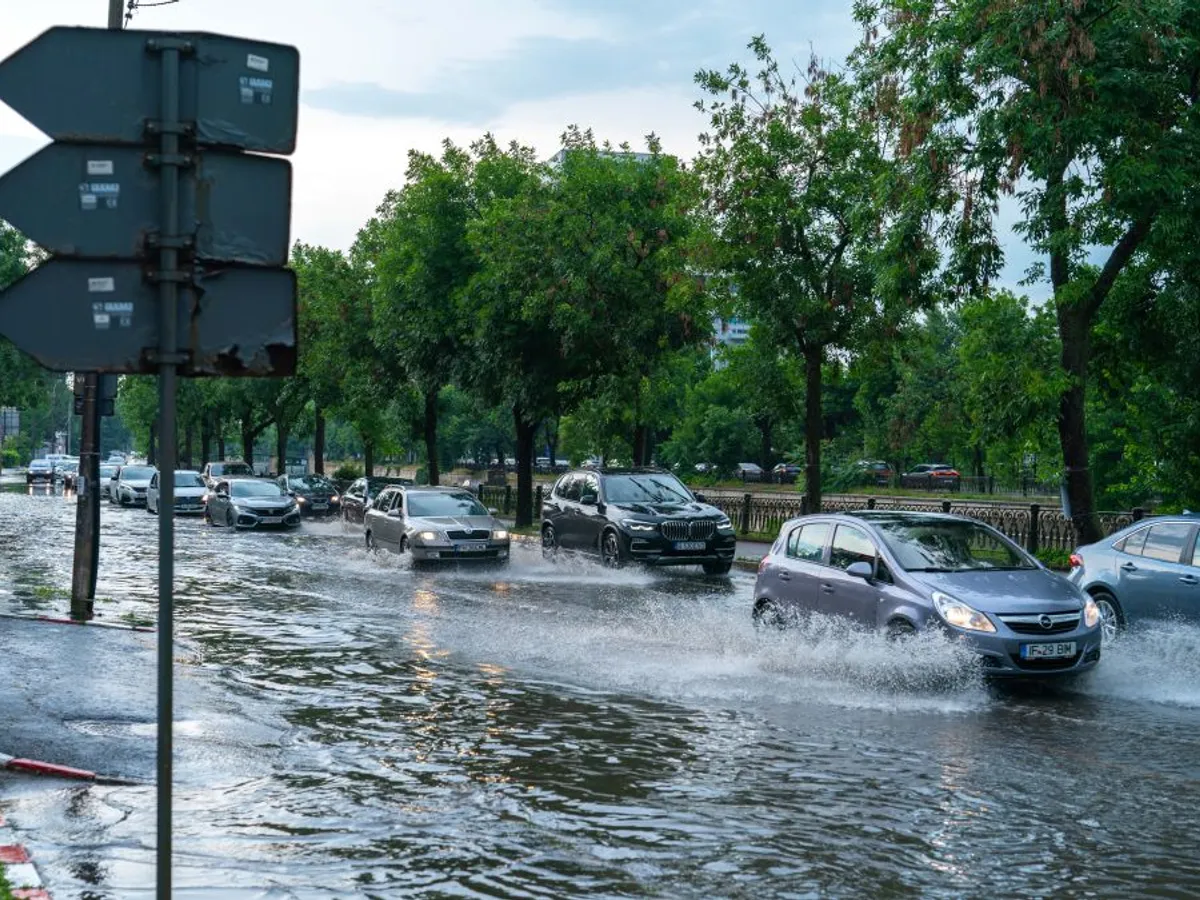 Maşini mergând la Splaiul Unirii cu Mihai Bravu, prin carosabilul inundat - Foto: INQUAM PHOTOS/Pană Tudor