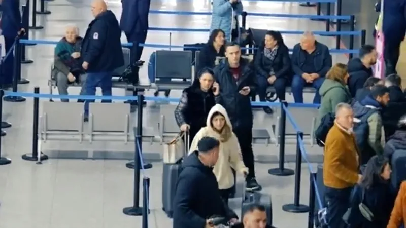 Cetățenii Kosovo au scăpat de viza pentru Schengen de la 1 ianuarie. Ce au făcut pe aeroport - Foto: captură video
